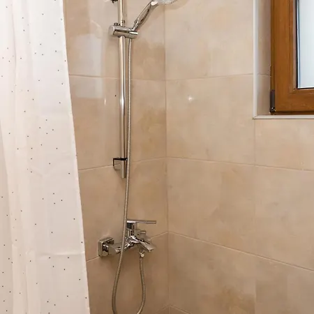 Апартаменти Sea View Escape 5br Luxury With Hot Tub & Free Parking