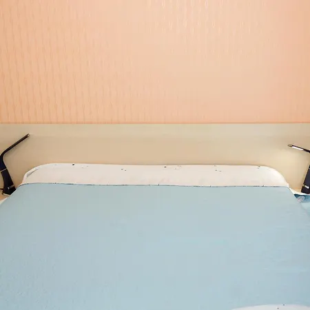Апартаменти Sea View Escape 5br Luxury With Hot Tub & Free Parking