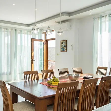 Апартаменти Sea View Escape 5br Luxury With Hot Tub & Free Parking Балчик