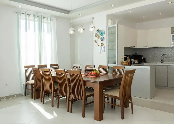 Sea View Escape 5br Luxury With Hot Tub & Free Parking Appartamento Balchik