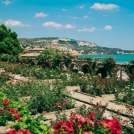 Sea View Escape 5br Luxury With Hot Tub & Free Parking Apartment Balchik