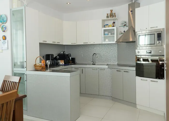 Sea View Escape 5br Luxury With Hot Tub & Free Parking Apartment